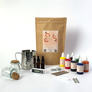 Hands On Art - Compleet kaarsen maak pakket - Hobby - 2,5kg kaarsvet - 7 kleuren candle dye 50ml - 2 etherische geur olie - Set - Inclusief 3 siliconen schedelmallen